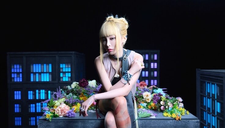 Heize spends all night in neon in ‘Undo’ MV