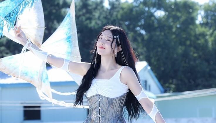 Kwon EunBi invites you ‘Underwater’ in comeback MV