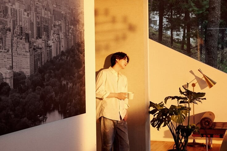 Knewsinfo Agust D (BTS's SUGA) spends a day contemplating in 'People Pt.2' feat. IU MV