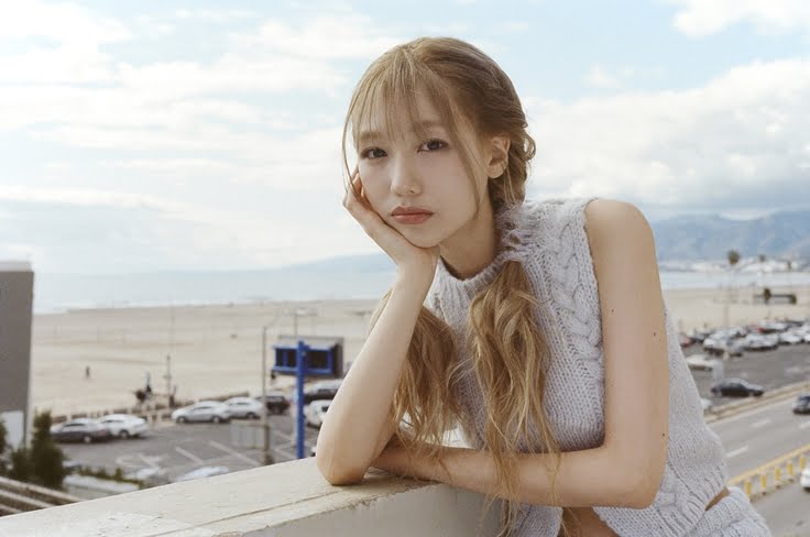 Knewsinfo Ryu SooJung (LOVELYZ)  drifts off in 'Grabby Girl' MV