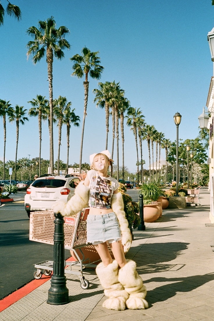 Knewsinfo Ryu SooJung (LOVELYZ)  drifts off in 'Grabby Girl' MV