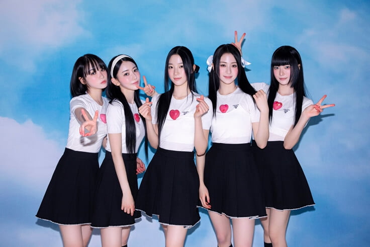 Knewsinfo On May 1 KST, LE SSERAFIM unveiled their 1st album 'UNFORGIVEN,' featuring a title track of the same name.