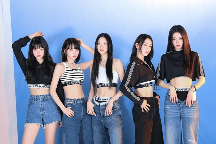 Knewsinfo On May 1 KST, LE SSERAFIM unveiled their 1st album 'UNFORGIVEN,' featuring a title track of the same name.