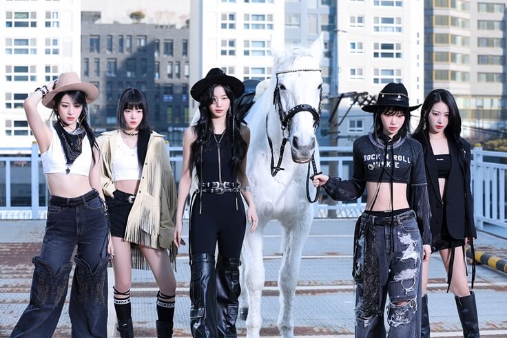 Knewsinfo On May 1 KST, LE SSERAFIM unveiled their 1st album 'UNFORGIVEN,' featuring a title track of the same name.