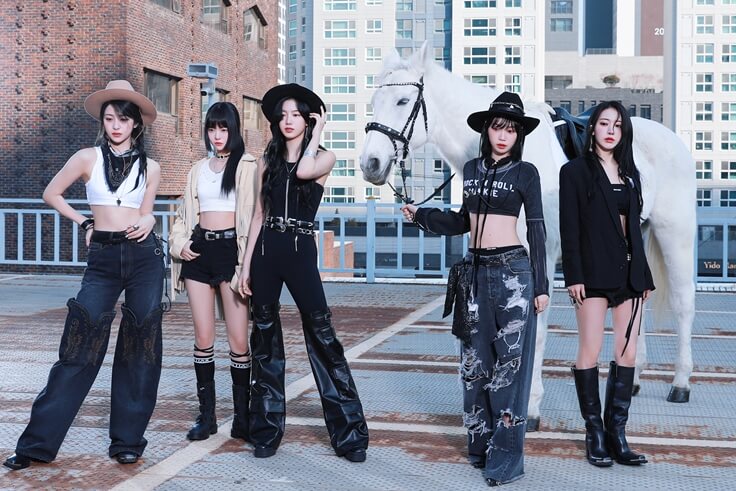 Knewsinfo On May 1 KST, LE SSERAFIM unveiled their 1st album 'UNFORGIVEN,' featuring a title track of the same name.