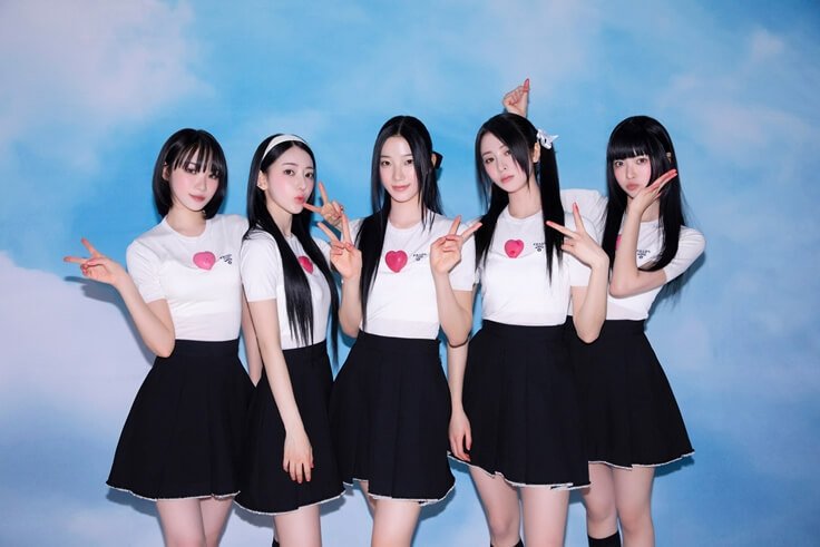 Knewsinfo On May 1 KST, LE SSERAFIM unveiled their 1st album 'UNFORGIVEN,' featuring a title track of the same name.