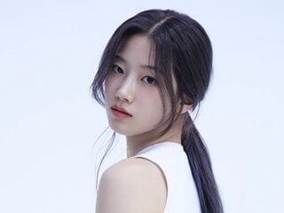 knews.info K-POP  lesserafim4.jpg